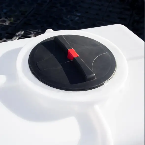 Емкость K 3000л белая с откидной крышкой в обрешетке