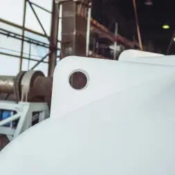 Емкость ЦКТ 5000 л с патрубком 90мм под плотность до 1,2 г/см3 белая в обрешетке с лестницей